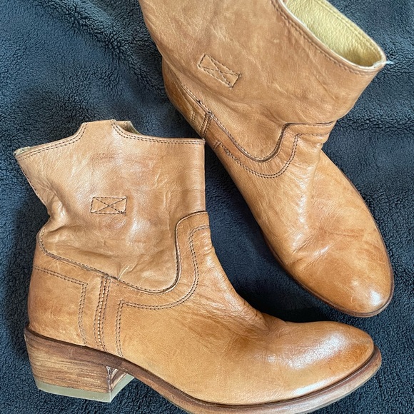 Frye Shoes - Frye ankle boots women size 8.5 very comfortable